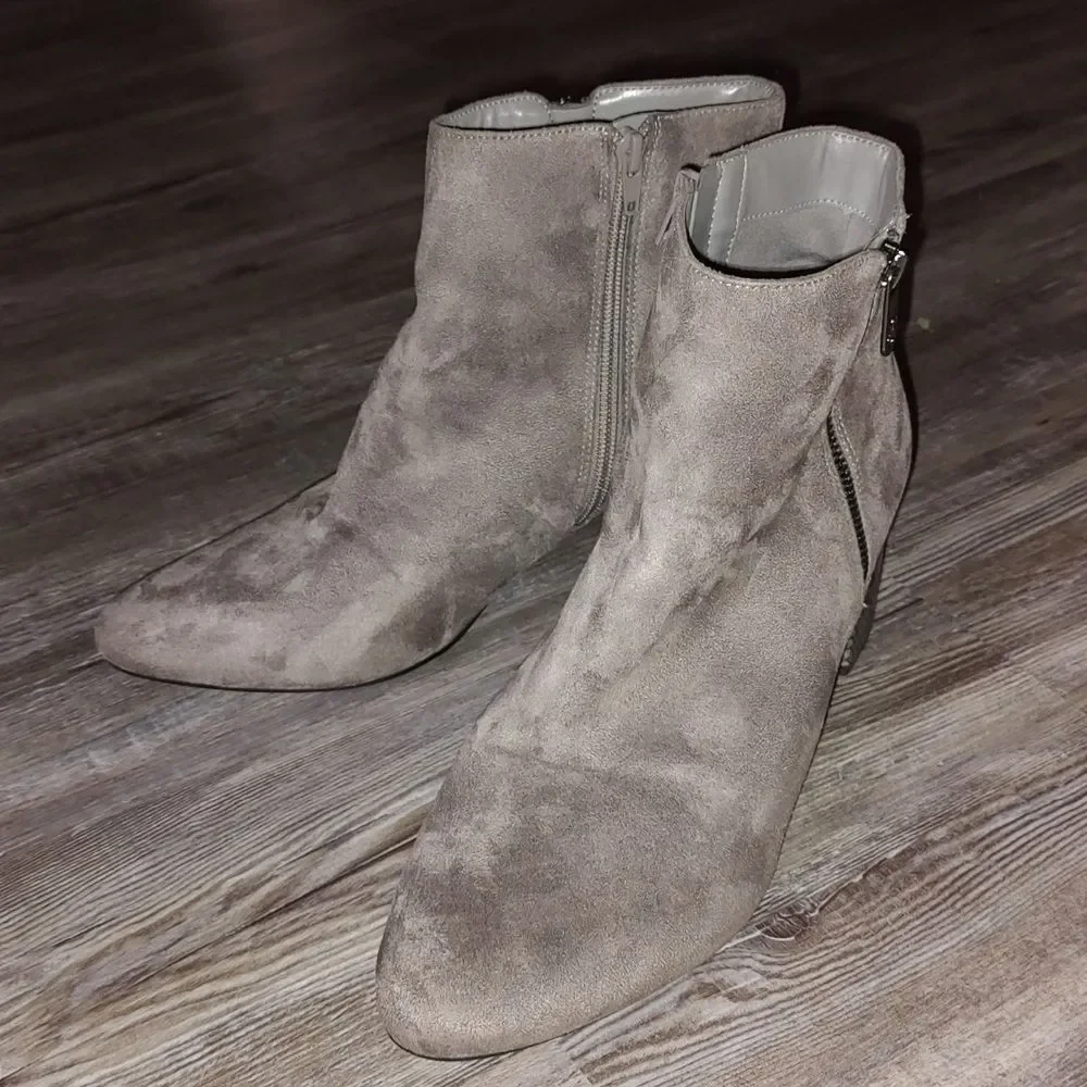 Bandolino Lila2 Snake Hill Bootie-Light Gray Ankle boots  Sz 11